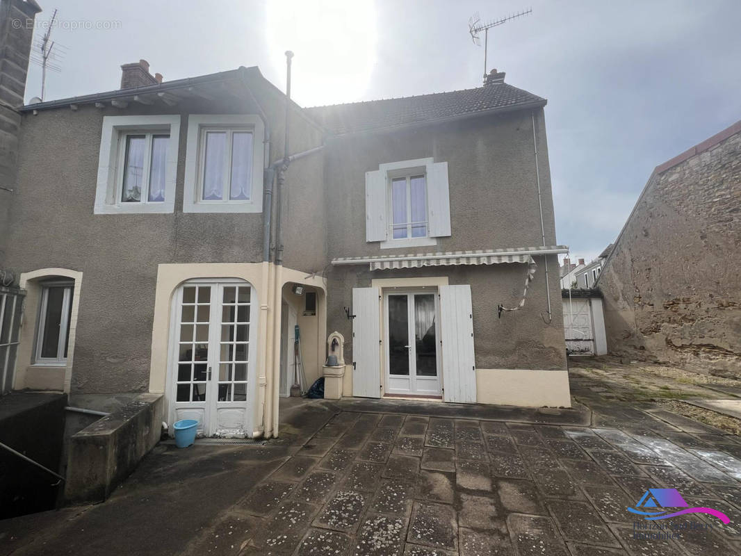 FACADE COTE COUR - Maison à CHATEAUMEILLANT