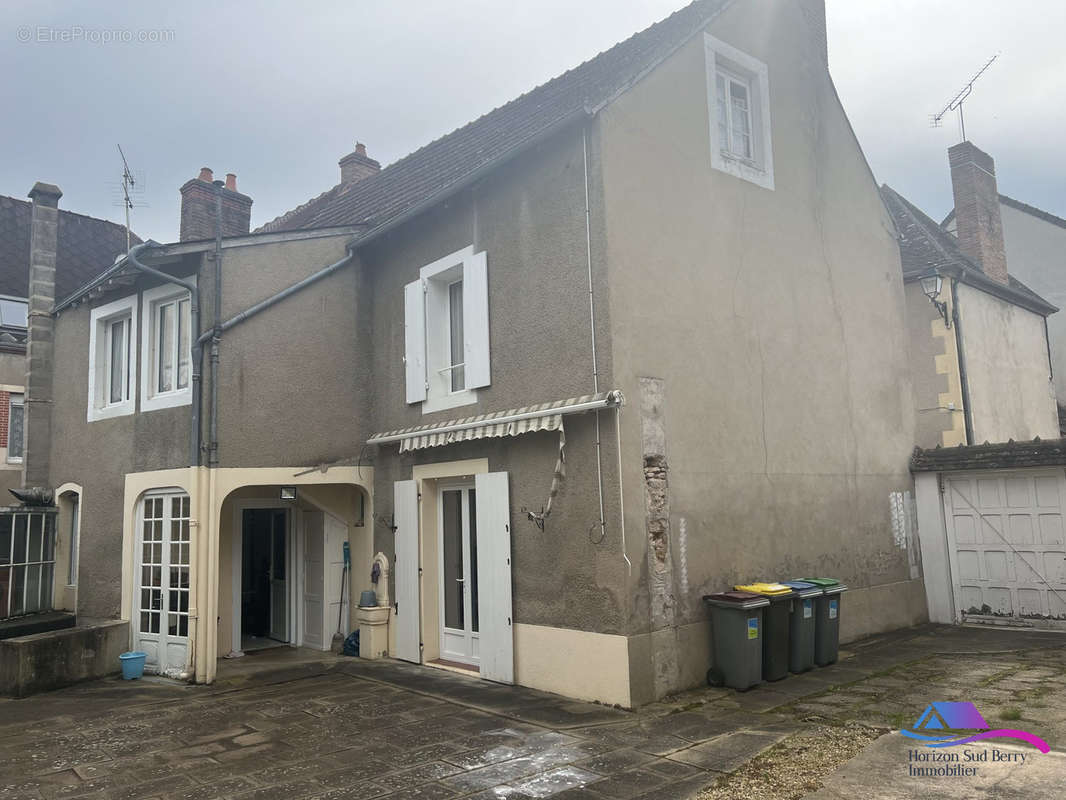 FACADE COTE COUR - Maison à CHATEAUMEILLANT