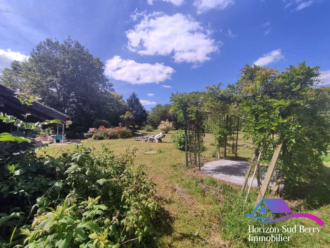 Jardin avec pergola - Maison à SAINT-JEANVRIN