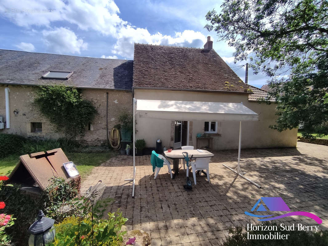 Terrasse / Façade arrière - Maison à SAINT-JEANVRIN