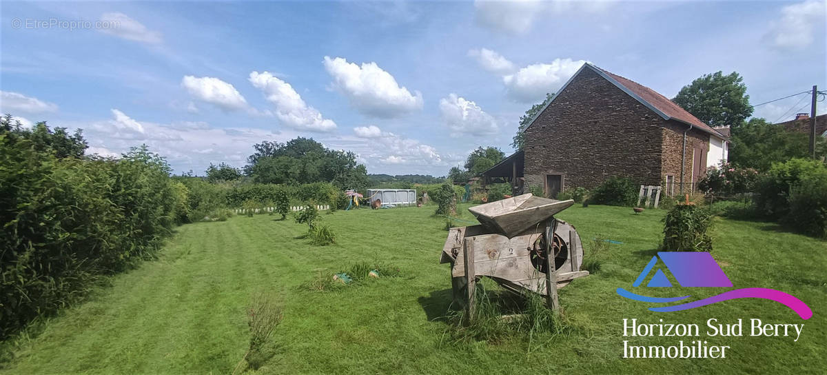 jardin sur le côté  - Maison à PREVERANGES