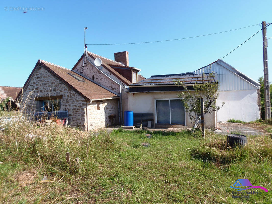 vue depuis le jardin - Maison à URCIERS