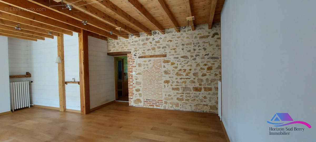 Salon / séjour 35,52 m² - Maison à CHATEAUMEILLANT