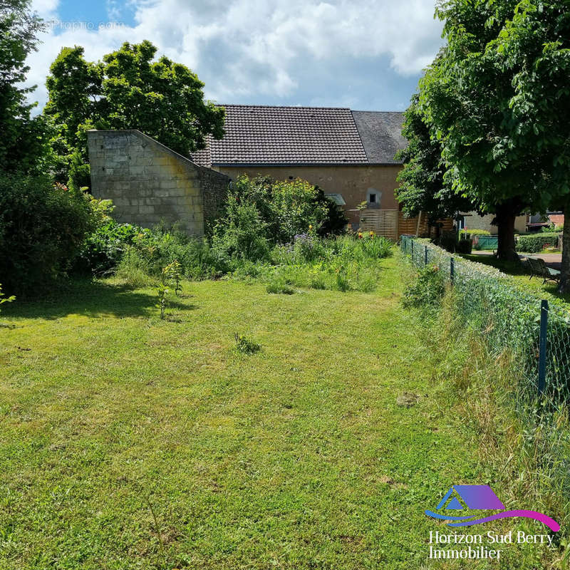 jardin arrière - Maison à FEUSINES