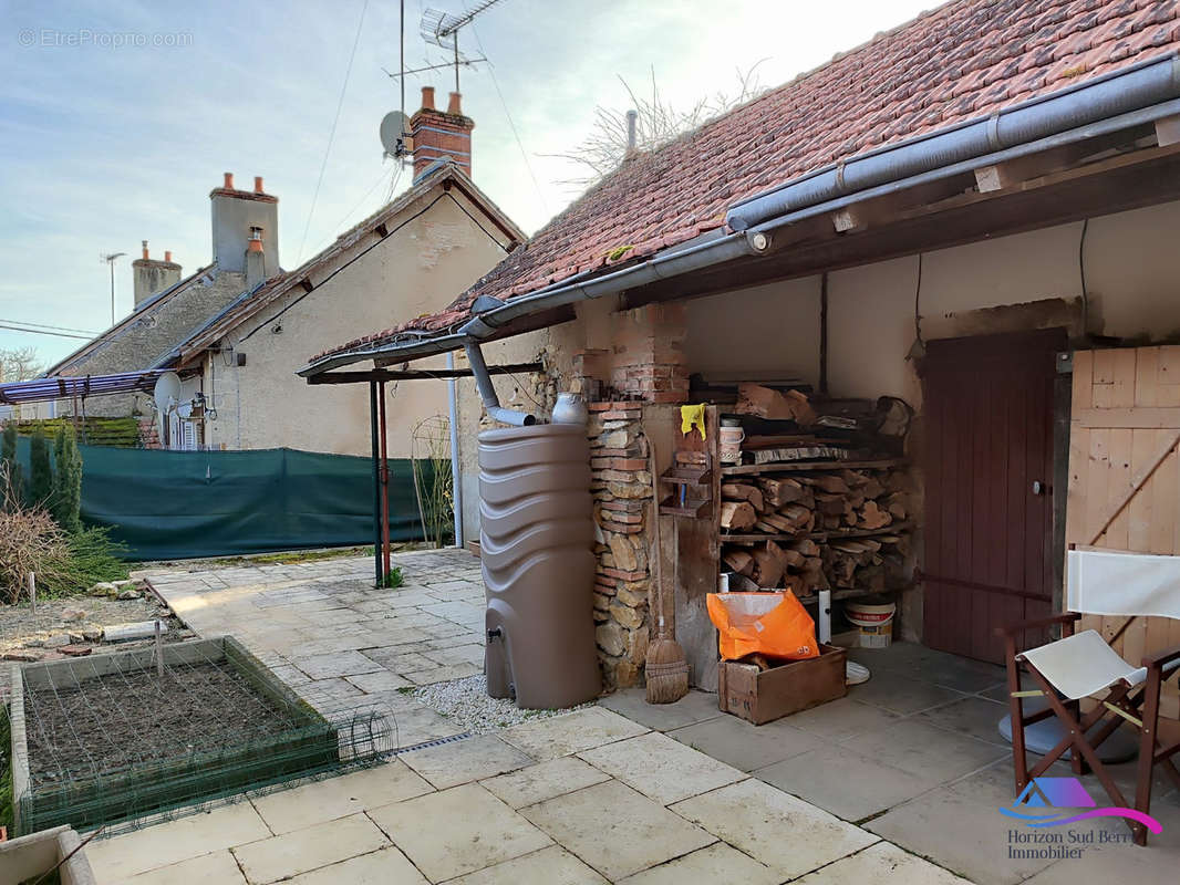 terrasse et accès dépendance - Maison à LOYE-SUR-ARNON