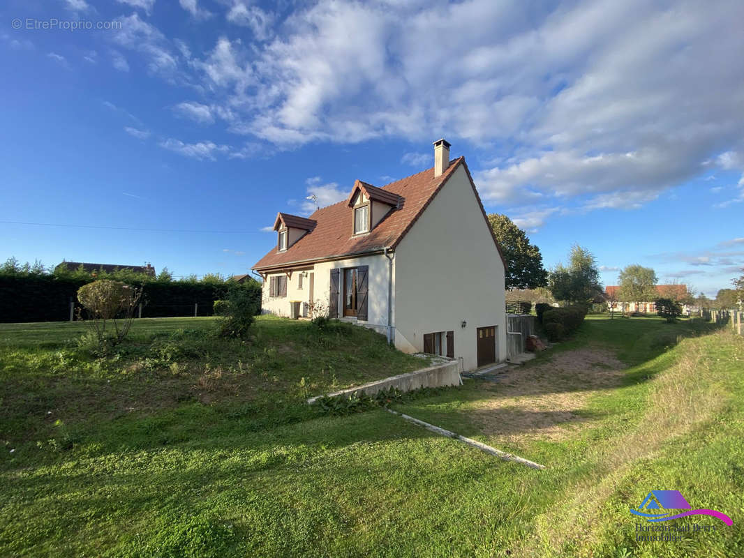 ENTREE GARAGE - Maison à CHATEAUMEILLANT