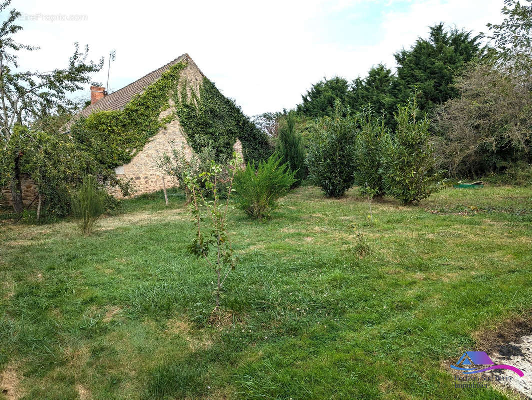 Jardin arrière - Maison à URCIERS