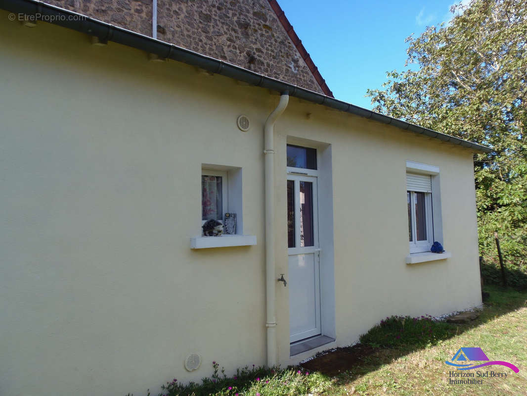 façade côté - Maison à MEASNES