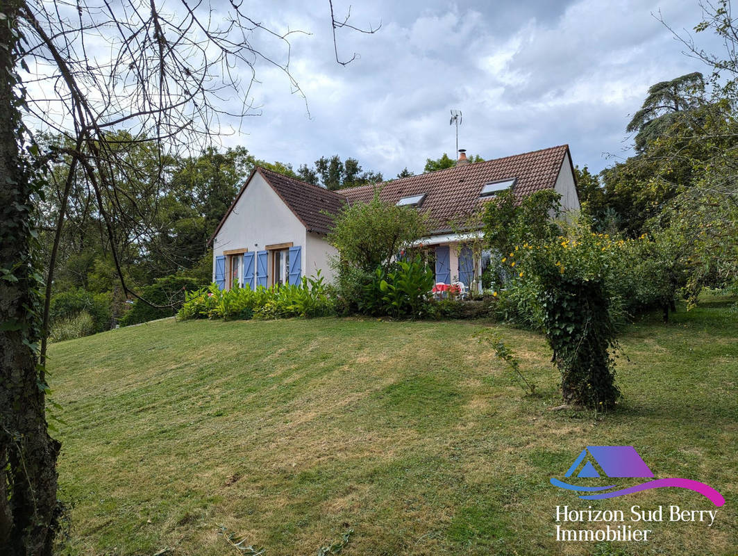 Façade arrière et jardin - Maison à CHASSIGNOLLES