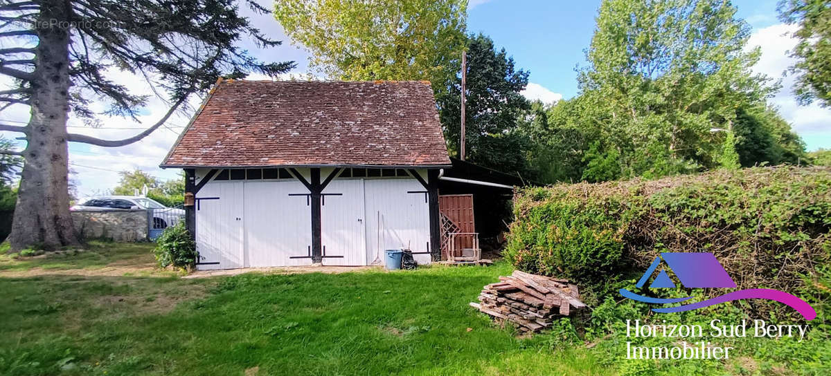 Garage indépendant - Maison à CHAMBON-SAINTE-CROIX