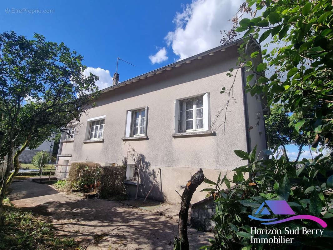 arrière maison - Maison à AIGURANDE