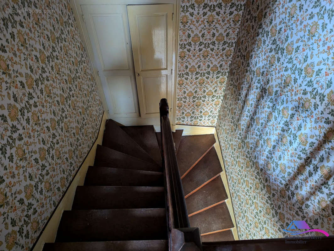 Cage d&#039;escalier avec placard - Maison à SAINTE-SEVERE-SUR-INDRE