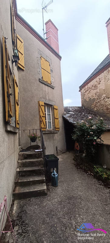 Courette donnant sur la rue - Maison à SAINTE-SEVERE-SUR-INDRE