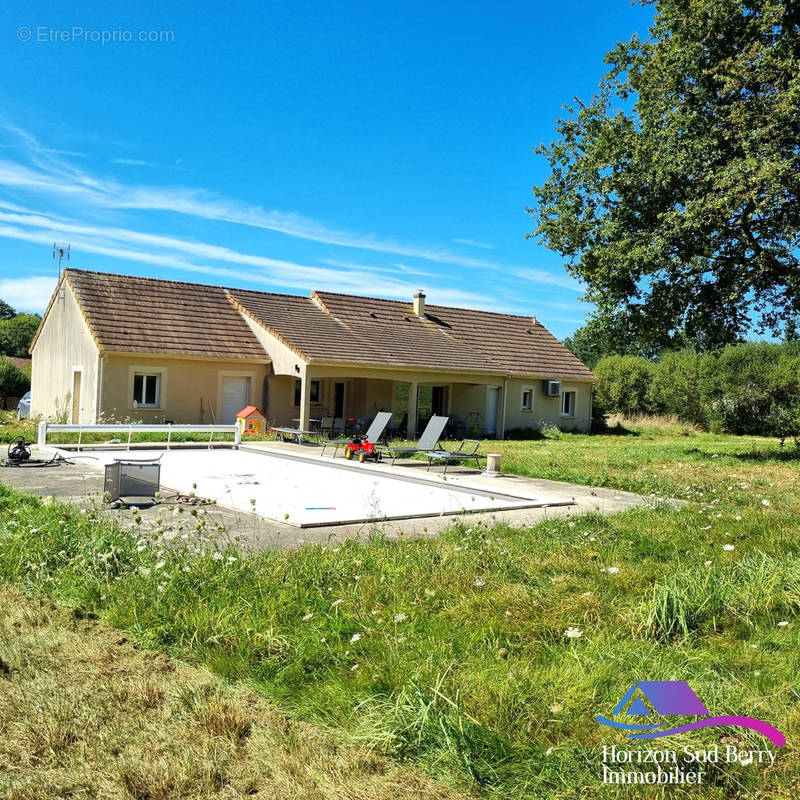 Façade arrière avec terrasse et piscine - Maison à CLUIS