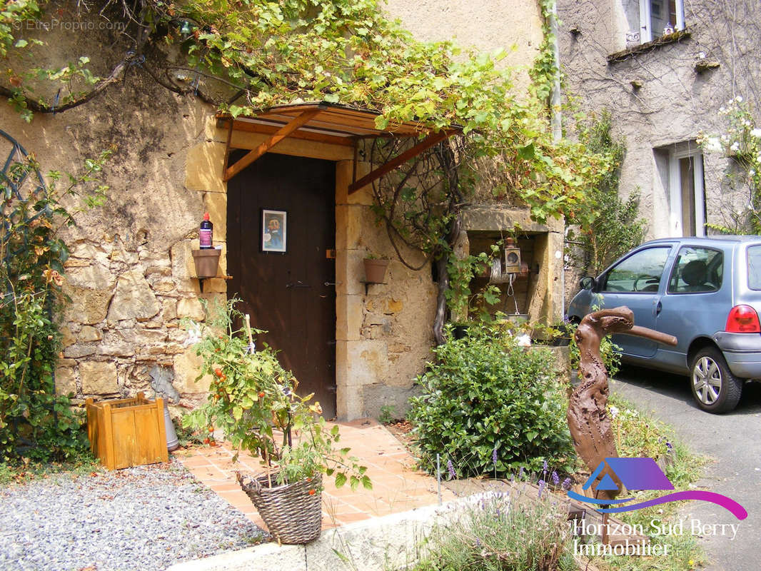 Entrée de la dépendance - Maison à MONTGIVRAY