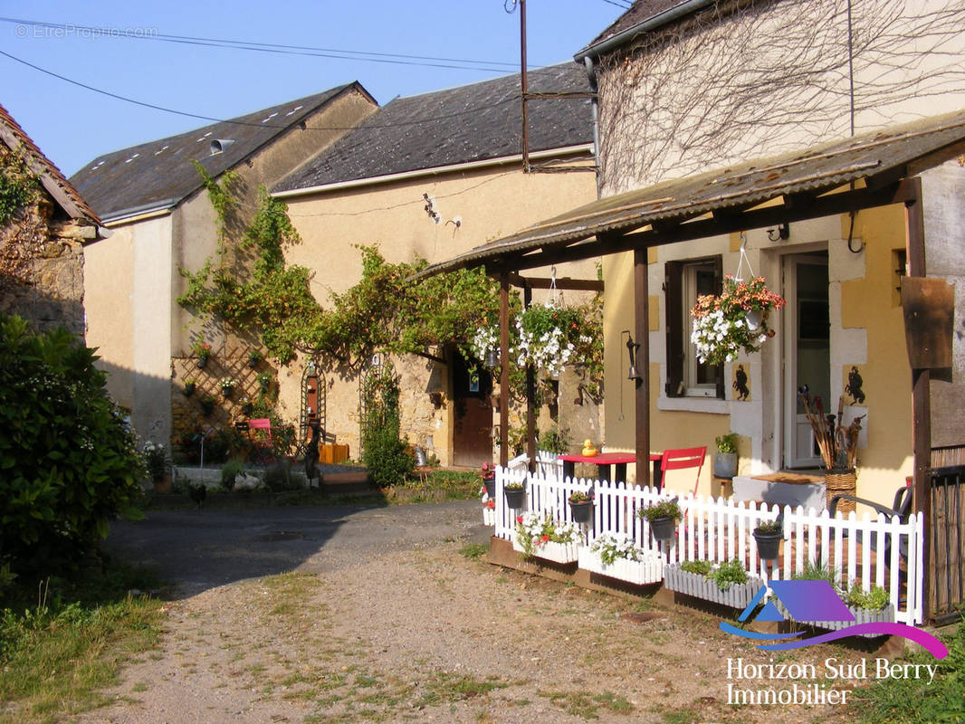 Façade avant et terrasse - Maison à MONTGIVRAY