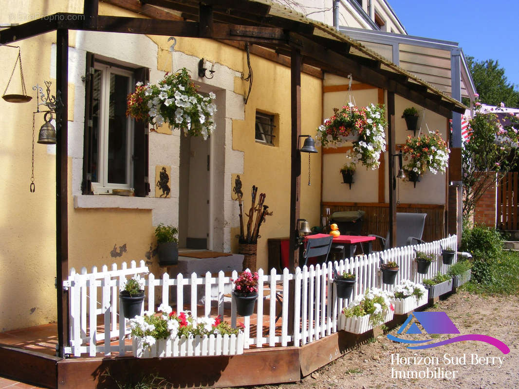 Terrasse - Maison à MONTGIVRAY