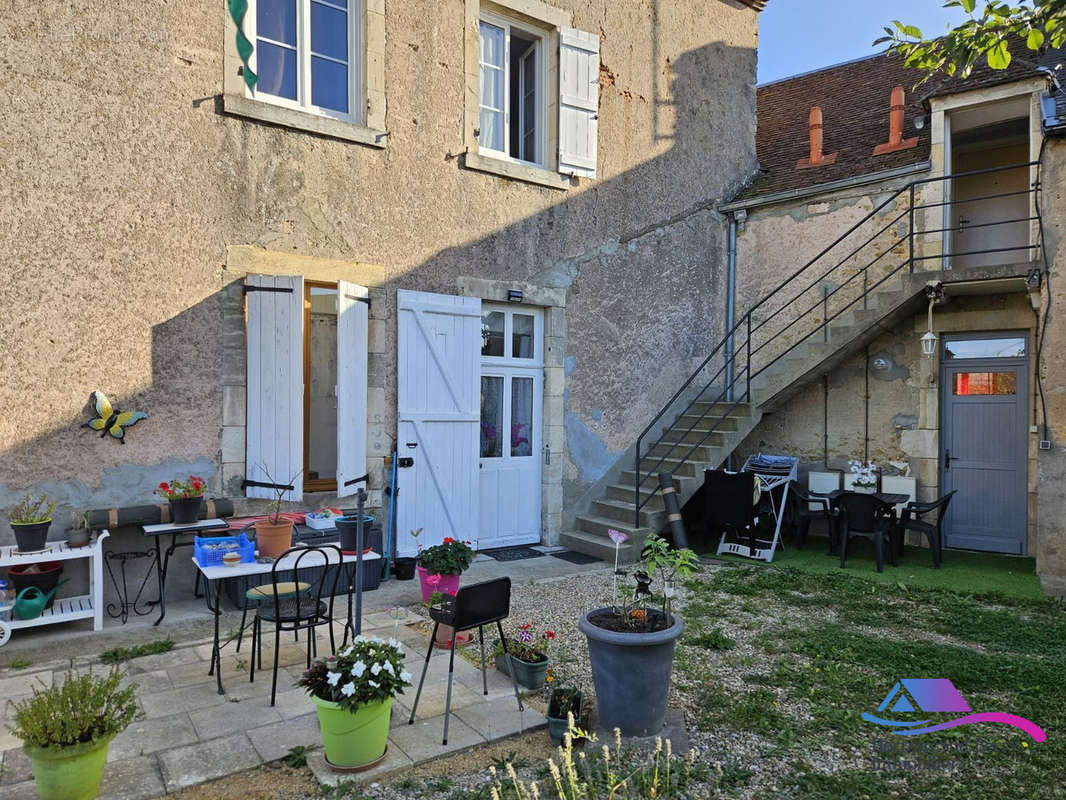 FACADE COTE JARDIN - Appartement à AINAY-LE-CHATEAU