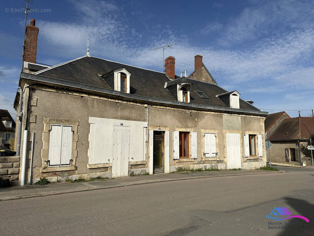 FACADE COTE RUE - Appartement à AINAY-LE-CHATEAU