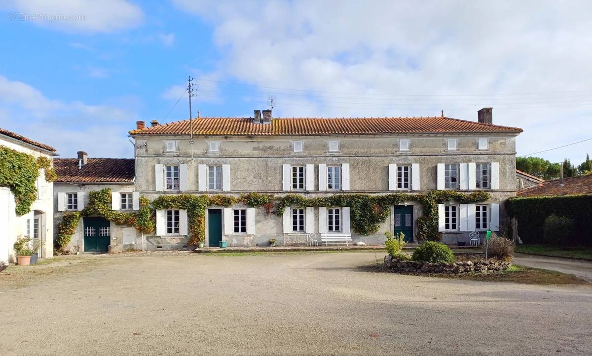 Maison à BARBEZIEUX-SAINT-HILAIRE