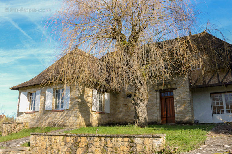 Maison à COUZE-ET-SAINT-FRONT