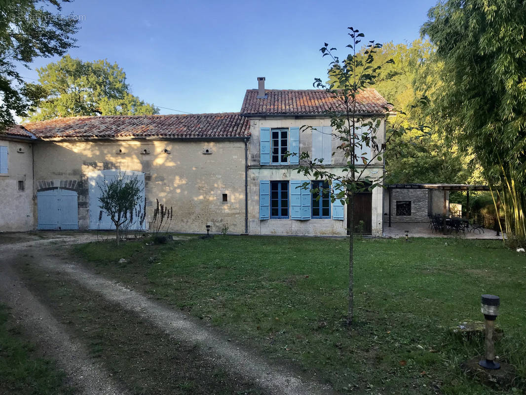 Maison à BARBEZIEUX-SAINT-HILAIRE