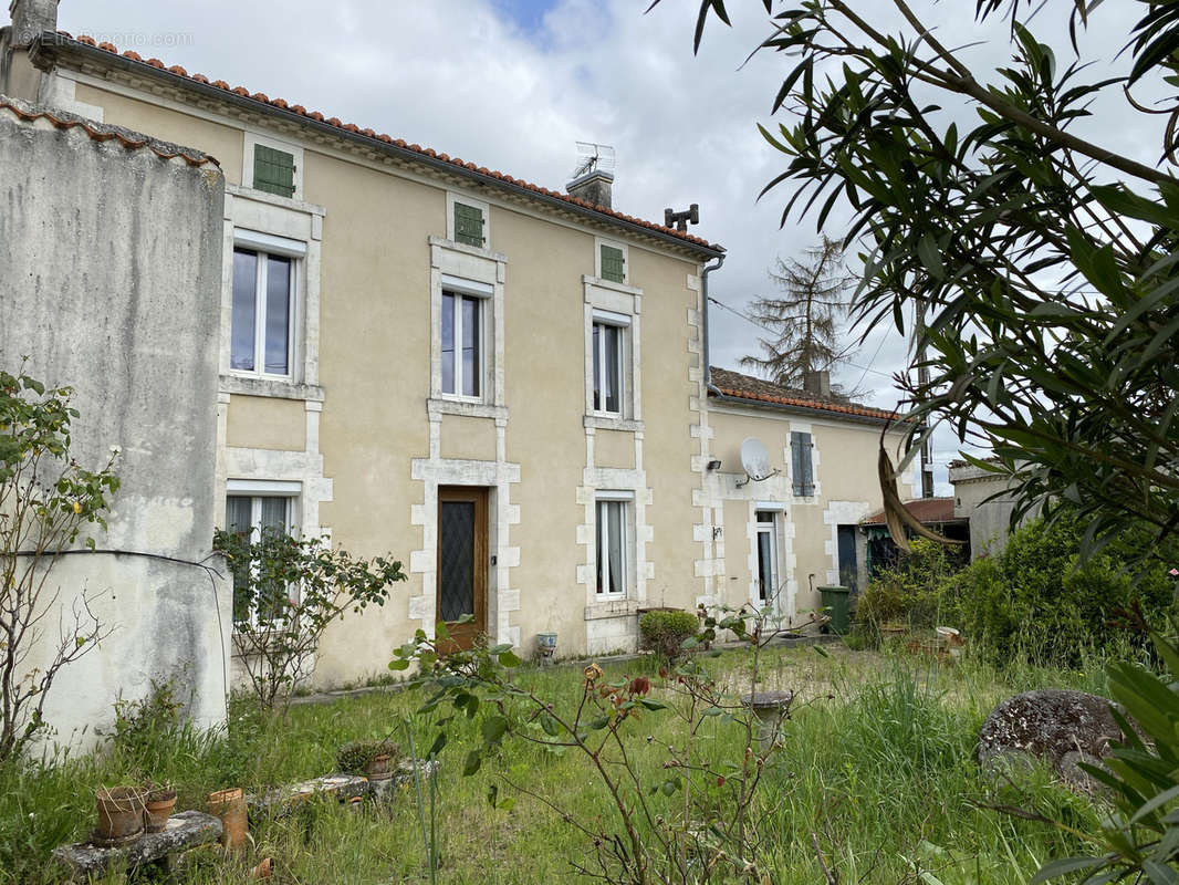 Maison à CHATEAUNEUF-SUR-CHARENTE