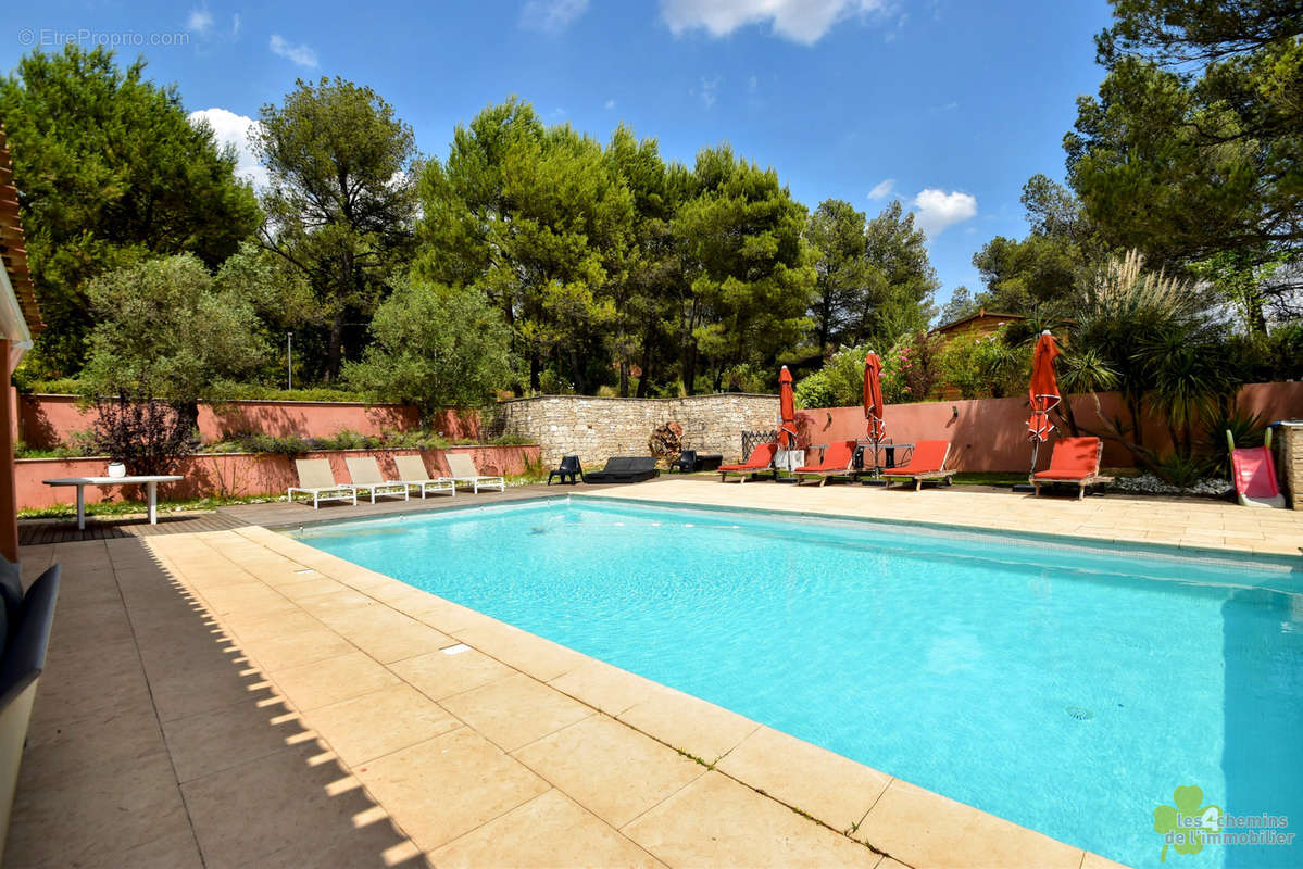 Maison à CHATEAUNEUF-LE-ROUGE