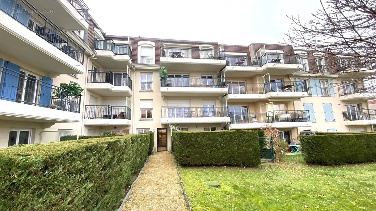 Appartement à LES CLAYES-SOUS-BOIS