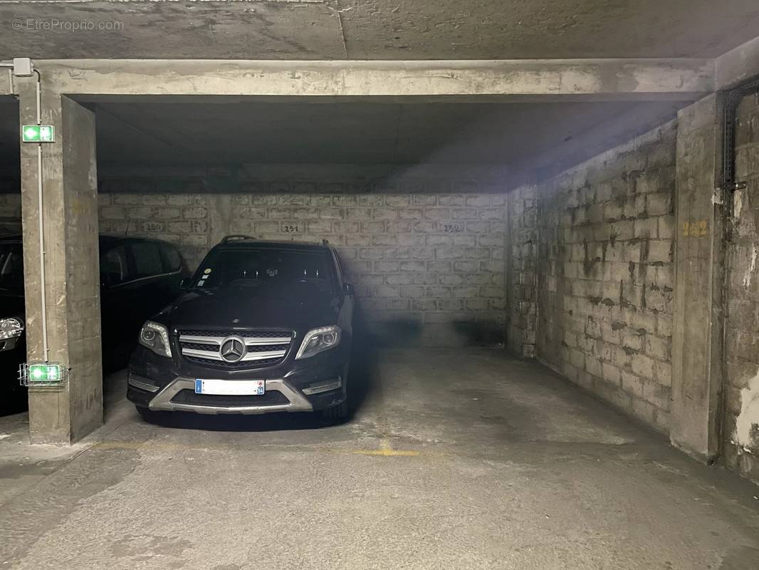 Parking à PARIS-12E