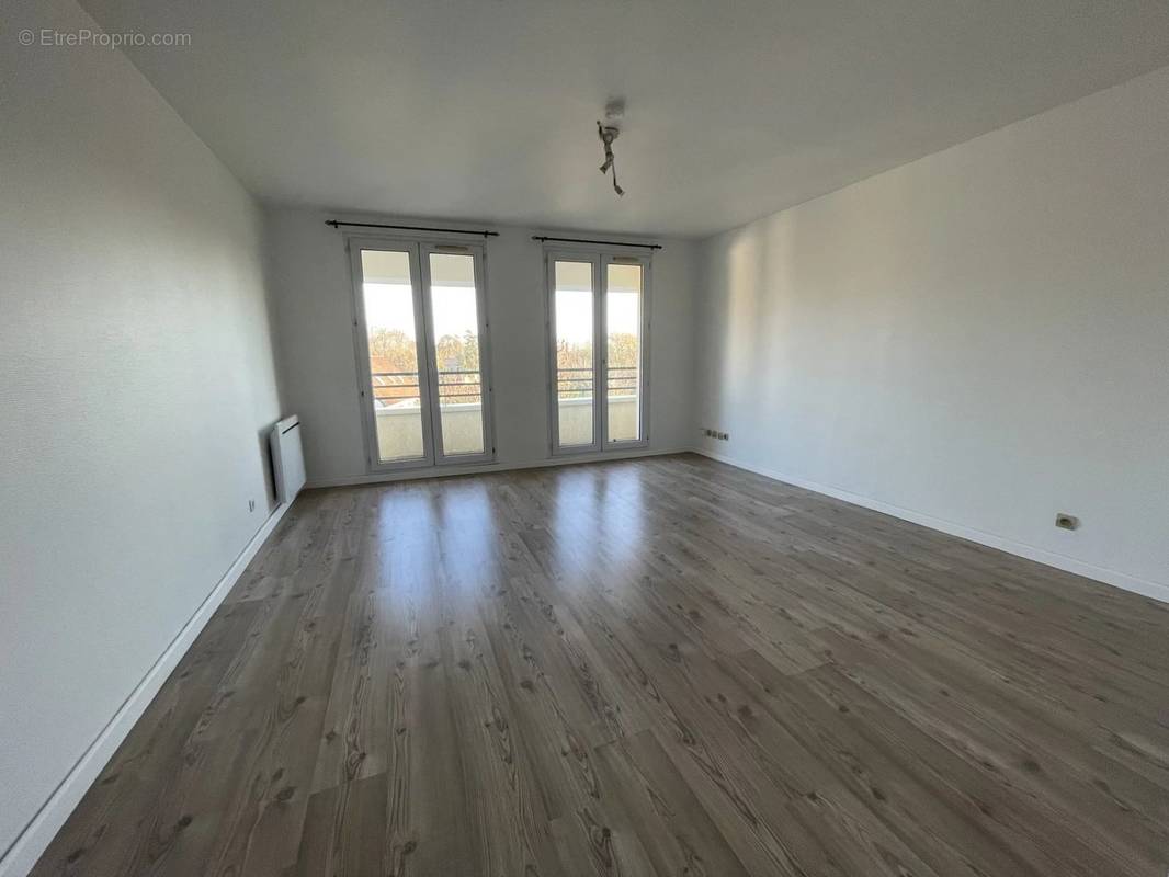 Appartement à LE MESNIL-SAINT-DENIS