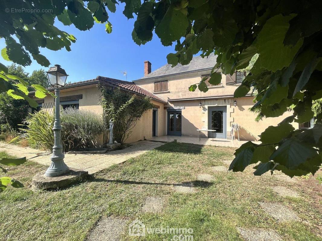 Maison en pierre avec vie de plain-pied, 300 m2 habitables. - Maison à SAINT-VARENT