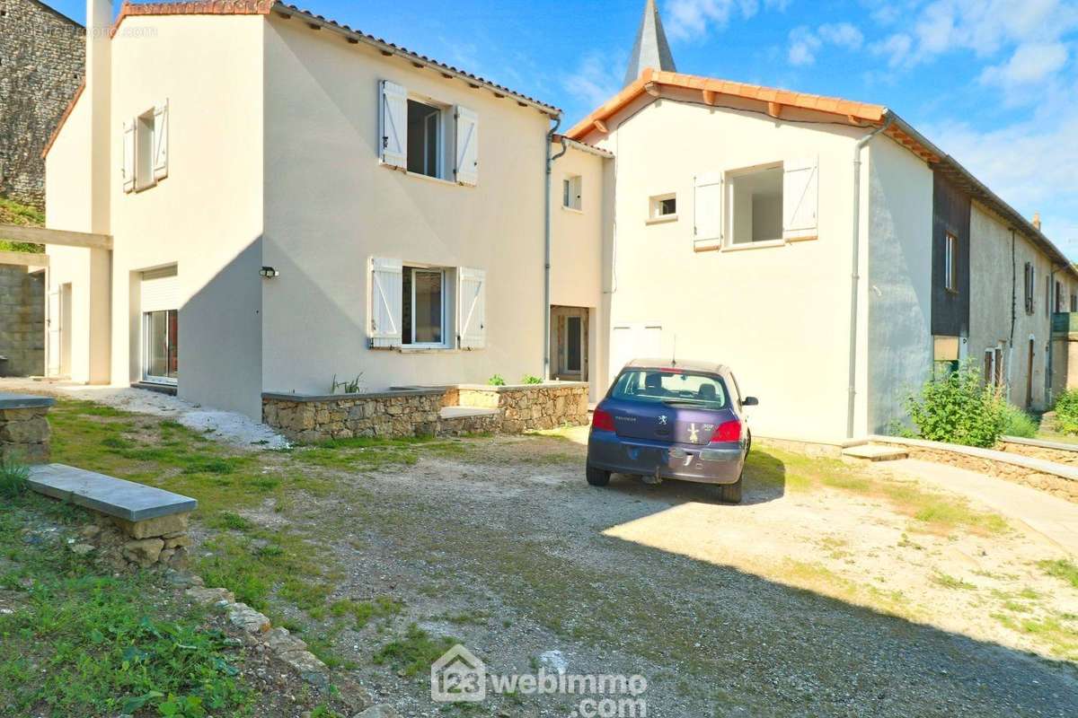 Au coeur du village, proche commerces et école, - Maison à CELLE-LEVESCAULT