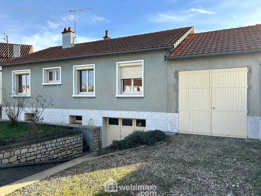 Sur un sous-sol intégral semi-enterré, avec un grand garage accolé. - Maison à CHASSENEUIL-DU-POITOU