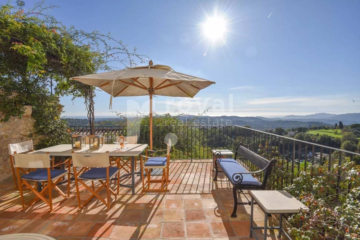 Maison à CHATEAUNEUF-GRASSE