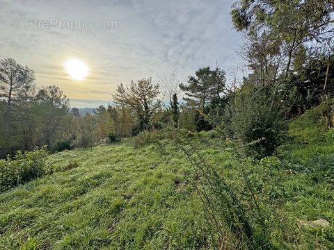 Terrain à OPIO