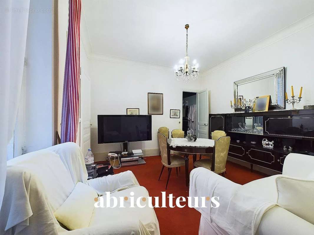 Appartement à PARIS-16E