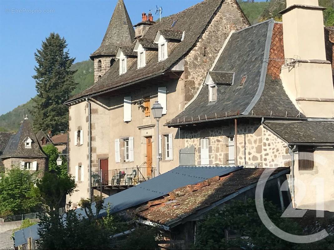 Maison à VIC-SUR-CERE