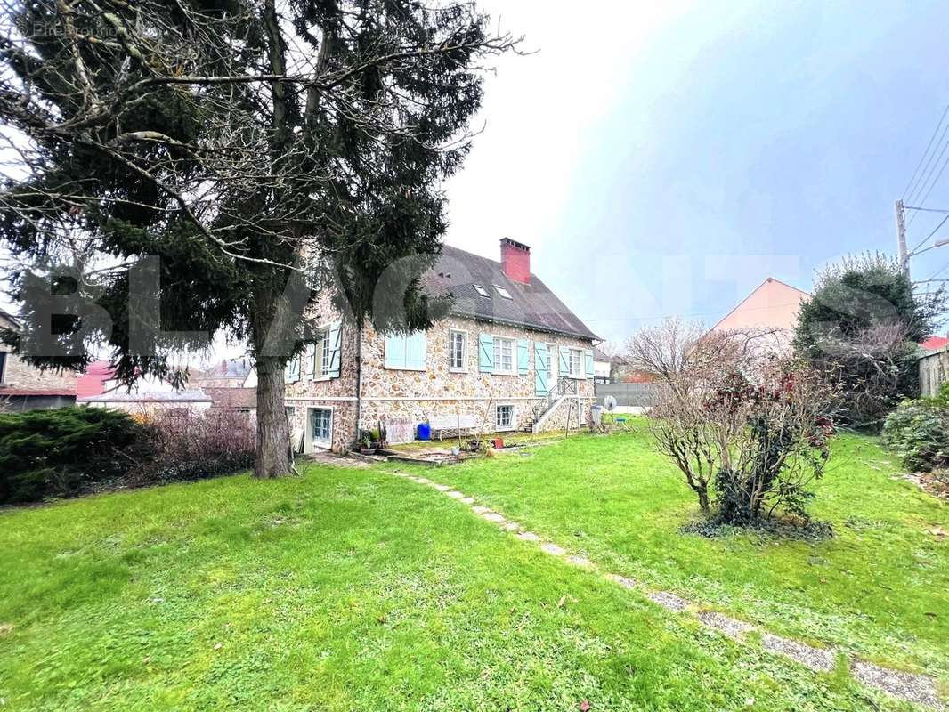 FACADE JARDIN - Maison à SAINT-ARNOULT-EN-YVELINES