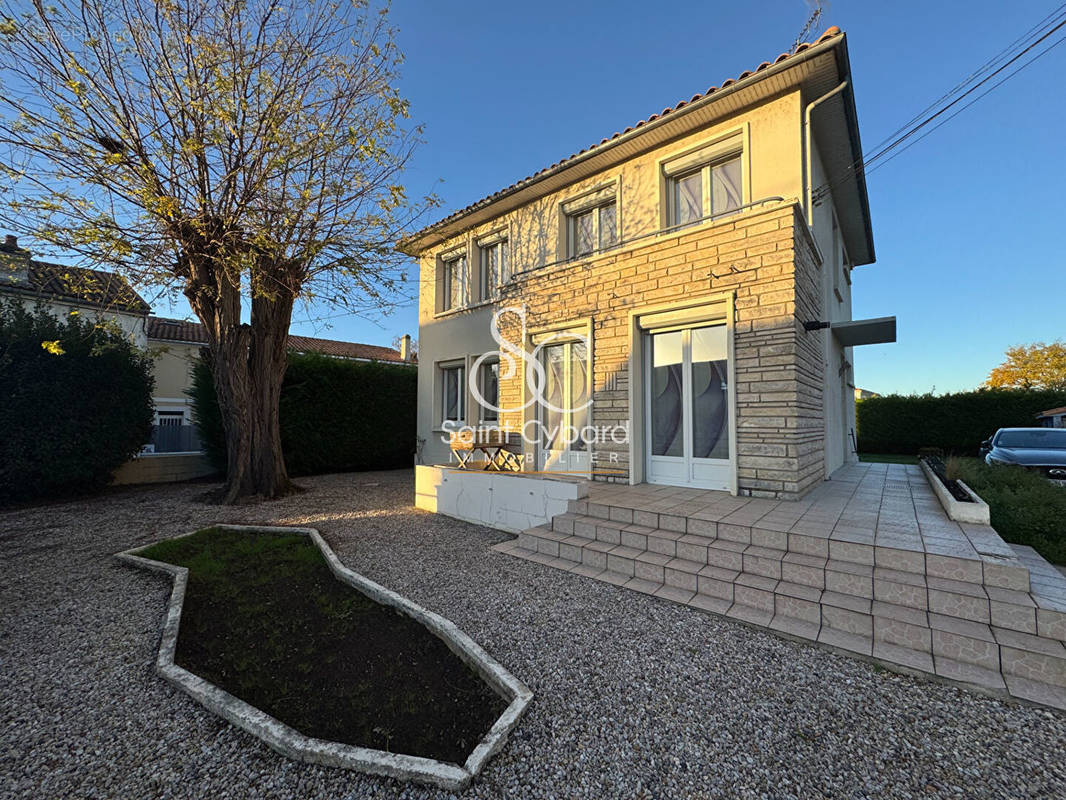 Maison à SAINT-YRIEIX-SUR-CHARENTE