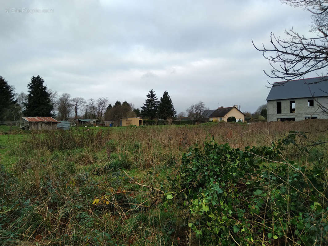 Terrain à SAINT-LEGER-DES-PRES