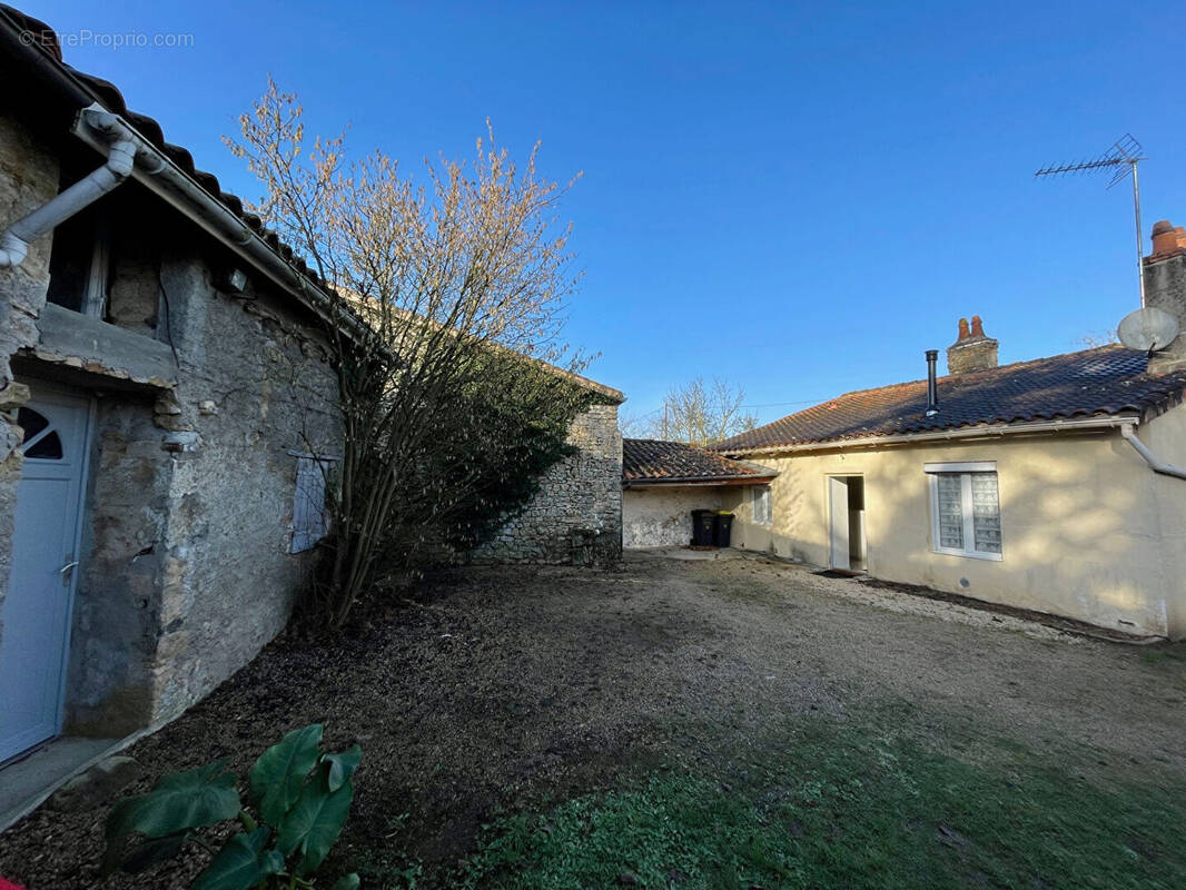 Maison à ROCHES-PREMARIE-ANDILLE