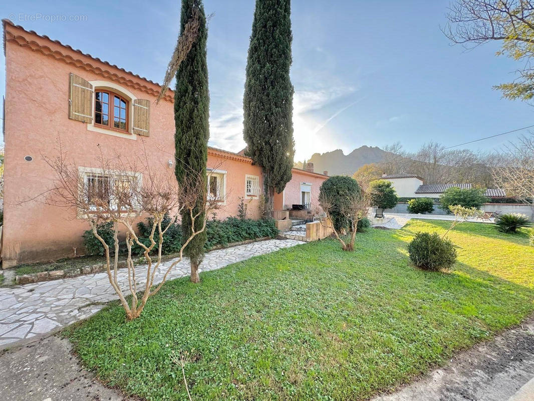 Maison à ROQUEBRUNE-SUR-ARGENS