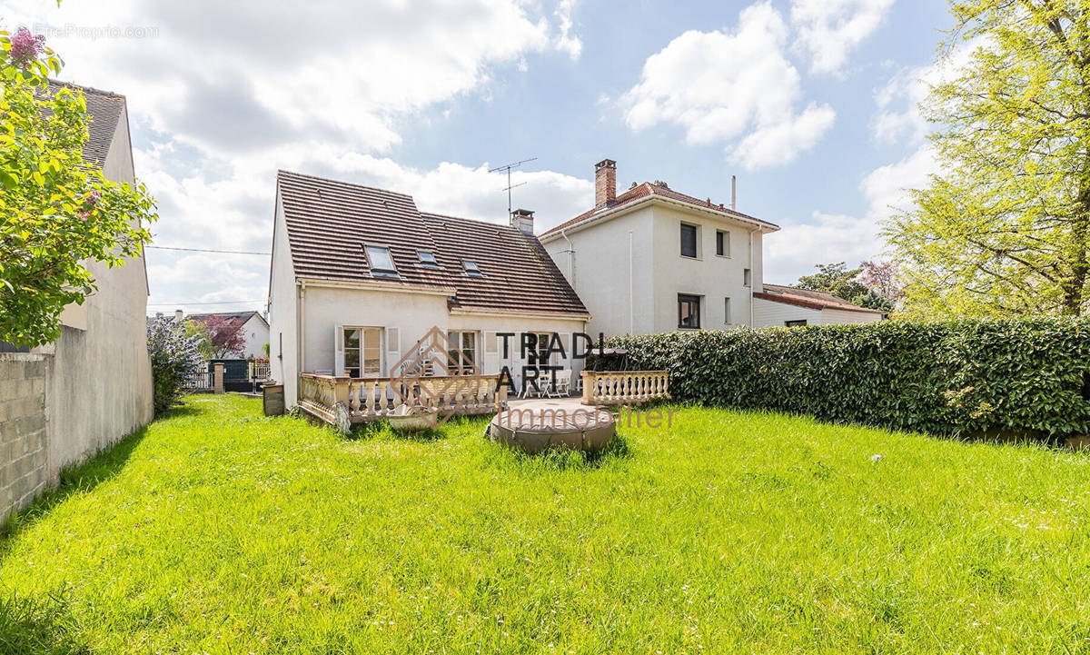 Maison à SAINTE-GENEVIEVE-DES-BOIS