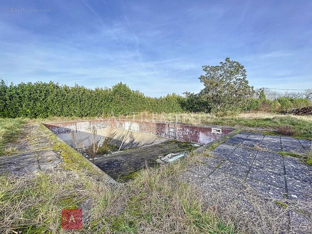 Terrain à SAINT-SULPICE