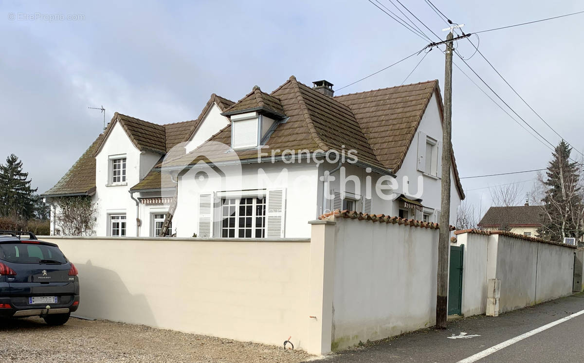 Maison à SAINT-DENIS-LES-BOURG