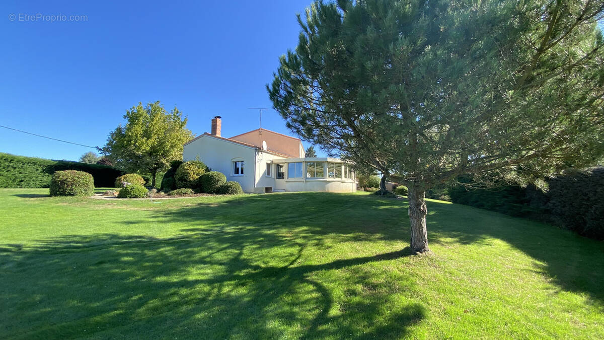 Maison à LES HERBIERS