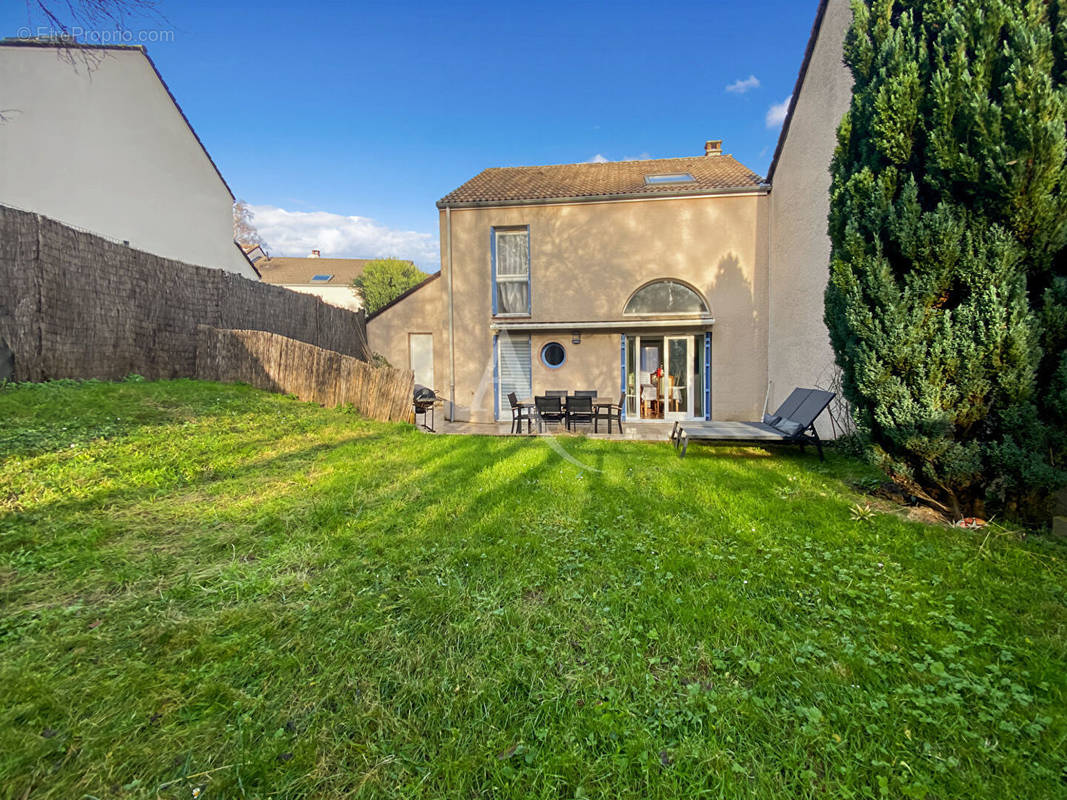 Maison à JOUY-LE-MOUTIER