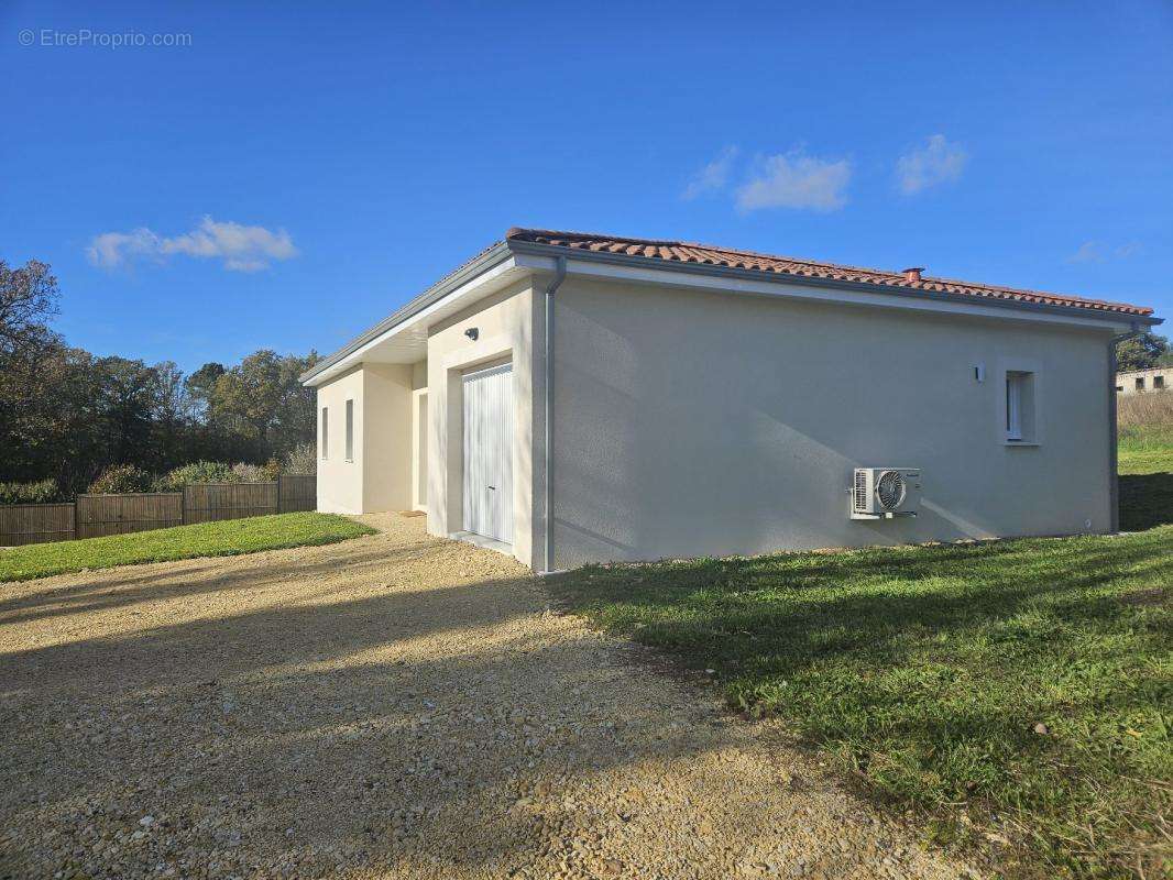 Maison à SAINT-PIERRE-DE-CHIGNAC