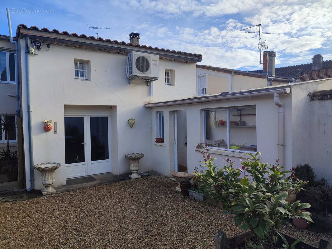 Maison à SAINT-BONNET-SUR-GIRONDE